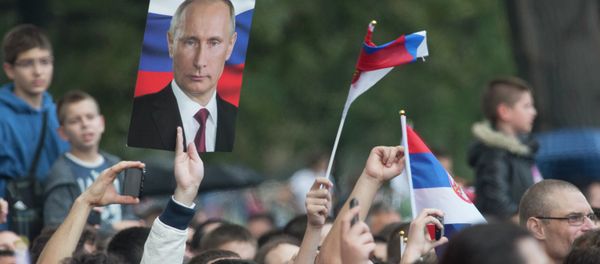 Residents of Belgrade with pictures of Vladimir Putin and Russian flags during Russian president's visit to Serbia on October 16, 2014. - Sputnik International
