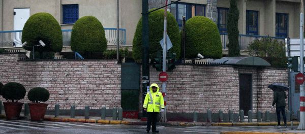 A police officer stands guard as a forensics officer (R) looks for evidence in front of the Israeli embassy in Athens December 12, 2014. - Sputnik International
