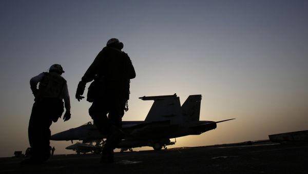 U.S Navy sailors work on aircrafts for missions targeting the Islamic State group in Iraq from the deck of the U.S - Sputnik International