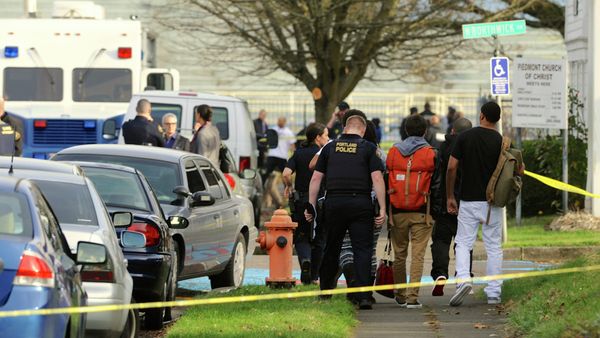 Police guide students from Rosemary Anderson High School following a shooting at the school, in Portland - Sputnik International