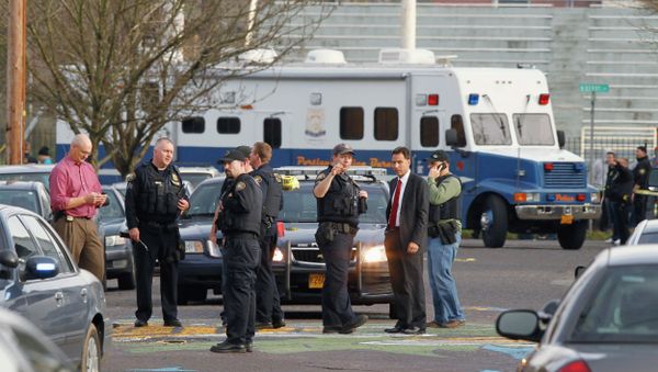 Police investigate outside the Rosemary Anderson High School in Portland, Oregon December 12 following a shooting outside the school which injured four students - Sputnik International