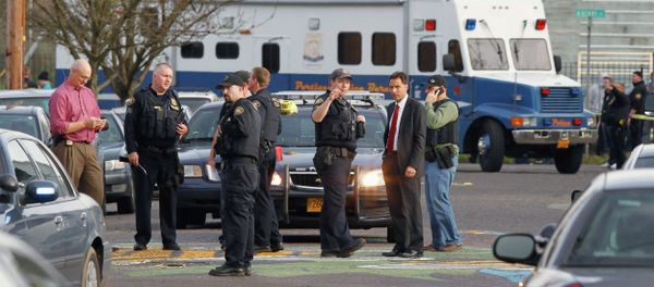 Police investigate outside the Rosemary Anderson High School in Portland, Oregon December 12 following a shooting outside the school which injured four students Police investigate outside the Rosemary Anderson High School in Portland, Oregon December 12 following a shooting outside the school which injured four students - Sputnik International