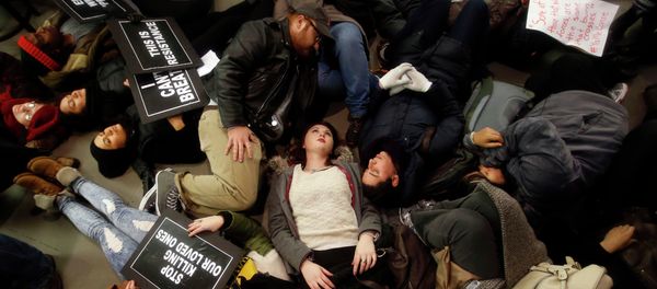 Protesters rallying against a grand jury's decision not to indict the police officer involved in the death of Eric Garner stage a die-in at the Apple Store on Fifth Avenue Protesters rallying against a grand jury's decision not to indict the police officer involved in the death of Eric Garner stage a die-in at the Apple Store on Fifth Avenue - Sputnik International