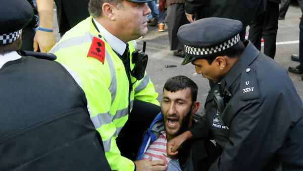 A demonstrator clashes with the police in Parliament Square in London A demonstrator clashes with the police in Parliament Square in London - Sputnik International