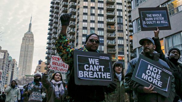 The Empire State Building is seen in the background while people march against police violence, in Midtown Manhattan, New York December 13, 2014 - Sputnik International