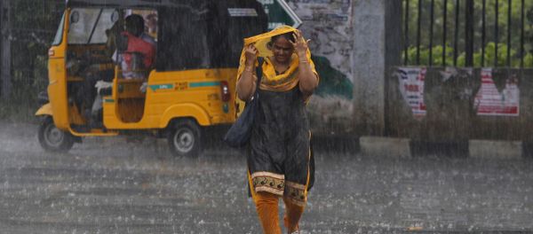 An Indian woman walks in the rain in Chennai, India, Archiv photo. An Indian woman walks in the rain in Chennai, India, Archiv photo. - Sputnik International