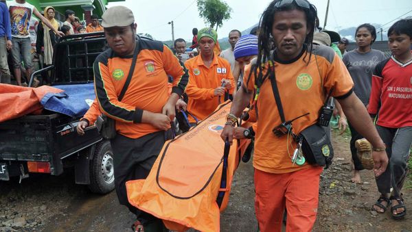 Rescue workers carry the body of a landslide victim at Pasuruhan village in Wonosobo December 12, 2014 - Sputnik International