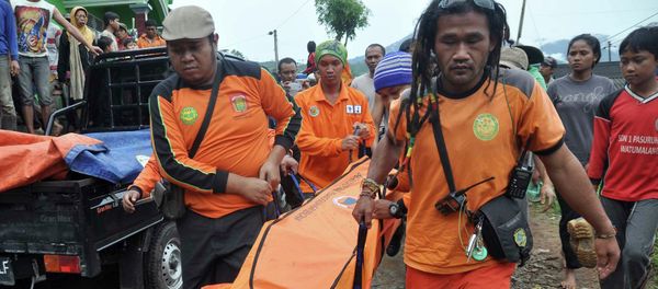Rescue workers carry the body of a landslide victim at Pasuruhan village in Wonosobo December 12, 2014 Rescue workers carry the body of a landslide victim at Pasuruhan village in Wonosobo December 12, 2014 - Sputnik International