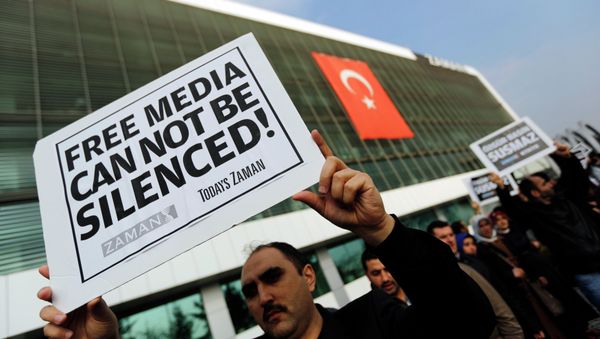Zaman media group employees hold banners outside the headquarters of Zaman daily newspaper in Istanbul December 14, 2014 Zaman media group employees hold banners outside the headquarters of Zaman daily newspaper in Istanbul December 14, 2014 - Sputnik International