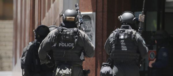 Armed police stand at the ready close to a cafe under siege at Martin Place in the central business district of Sydney, Australia, Monday, Dec. 15, 2014 - Sputnik International