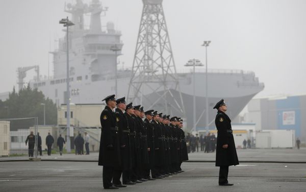 Russian sailors stand in formation in front of the Mistral-class helicopter carrier Vladivostok at the STX Les Chantiers de l'Atlantique shipyard site in Saint-Nazaire - Sputnik International