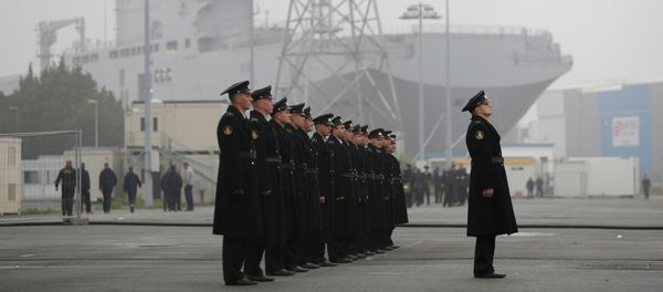 Russian sailors stand in formation in front of the Mistral-class helicopter carrier Vladivostok at the STX Les Chantiers de l'Atlantique shipyard site in Saint-Nazaire - Sputnik International