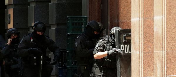Armed policeman are seen outside Lindt Cafe. - Sputnik International