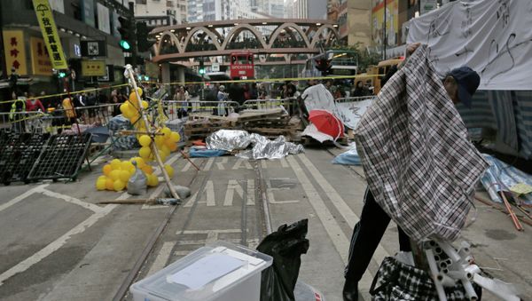Dismantling of Barricades Built by Occupy Central Protesters Begins in Hong Kong - Sputnik International