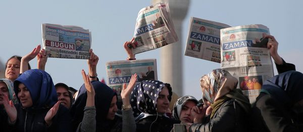 Women hold opposition newspapers as people gather outside the Justice Palace in Istanbul, Turkey, Sunday, Dec. 14, 2014 to protest against the latest detentions in Turkey - Sputnik International