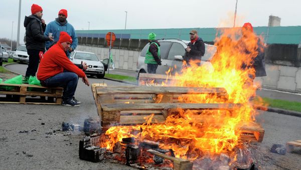 Workers and members of trade unions block a road leading to a Brussels airport Workers and members of trade unions block a road leading to a Brussels airport - Sputnik International