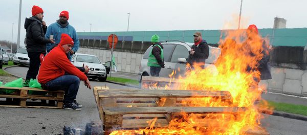 Workers and members of trade unions block a road leading to a Brussels airport Workers and members of trade unions block a road leading to a Brussels airport - Sputnik International