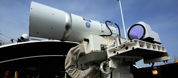 The Laser Weapon System (LaWS) temporarily installed aboard the guided-missile destroyer USS Dewey (DDG 105) in San Diego - Sputnik International
