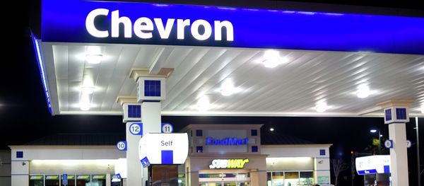 A night worker hauls garbage at Dixon Landing Chevron A night worker hauls garbage at Dixon Landing Chevron - Sputnik International