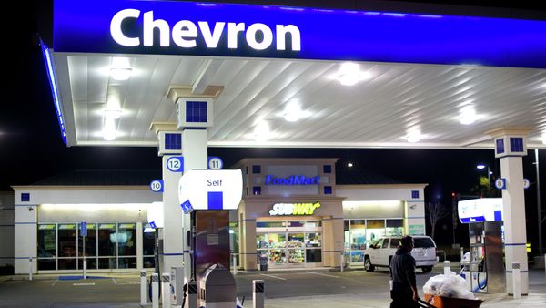 A night worker hauls garbage at Dixon Landing Chevron A night worker hauls garbage at Dixon Landing Chevron - Sputnik International