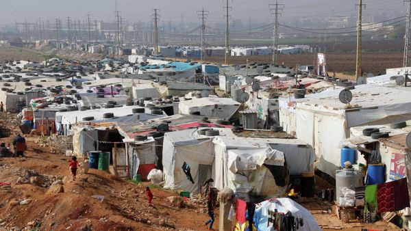 Syrian refugees walk at a refugee camp in Zahle in the Bekaa valley November 18, 2014 - Sputnik International