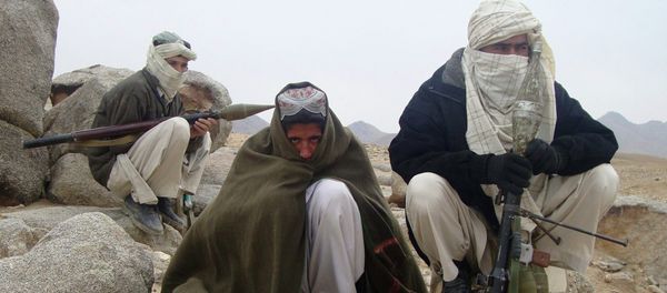 Taliban fighters pose with weapons - Sputnik International