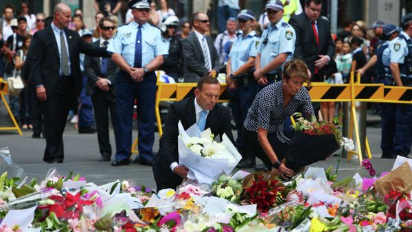 Australian Prime Minister Tony Abbott and his wife Margie pay their respect to the victims of the siege in Martin Place in Sydney central business district, Australia Australian Prime Minister Tony Abbott and his wife Margie pay their respect to the victims of the siege in Martin Place in Sydney central business district, Australia - Sputnik International