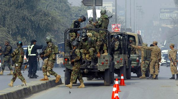 Pakistani army troops arrive to conduct an operation at a school under attack by Taliban gunmen in Peshawar, Pakistan, Tuesday, Dec. 16, 2014 - Sputnik International