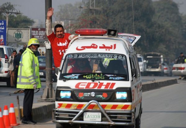 A rescue worker waves to make way for an ambulance as it speeded away form a school that was attacked by Taliban gunmen in Peshawar December 16, 2014 - Sputnik International