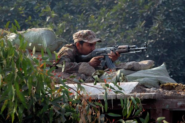 A Pakistani army soldier takes position on a bunker close to a school under attack by Taliban gunmen in Peshawar, Pakistan, Tuesday, Dec. 16, 2014 - Sputnik International