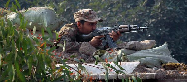 A Pakistani army soldier takes position on a bunker close to a school under attack by Taliban gunmen in Peshawar, Pakistan. - Sputnik International