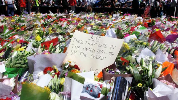 People bear flowers in memory of the dead in cafe in Sydney, Australia People bear flowers in memory of the dead in cafe in Sydney, Australia - Sputnik International