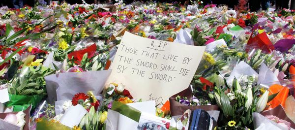 People bear flowers in memory of the dead in cafe in Sydney, Australia - Sputnik International