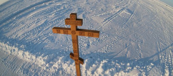 The cross installed by Russian traveler Fyodor Konyukhov at the drifting ice base Barneo in the Arctic. The cross installed by Russian traveler Fyodor Konyukhov at the drifting ice base Barneo in the Arctic. - Sputnik International