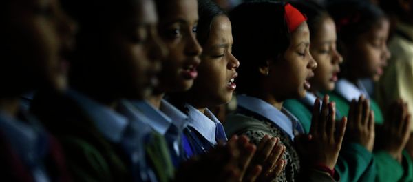 India schoolgirls offer prayers for victims killed in a Taliban attack India schoolgirls offer prayers for victims killed in a Taliban attack - Sputnik International