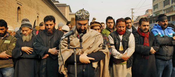 Chairman of All Parties Hurriyat Conference (APHC) Mirwaiz Umar Farooq, center, offers special prayers for victims killed in a Taliban attack in Peshawar Chairman of All Parties Hurriyat Conference (APHC) Mirwaiz Umar Farooq, center, offers special prayers for victims killed in a Taliban attack in Peshawar - Sputnik International