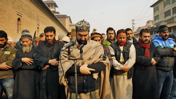 Chairman of All Parties Hurriyat Conference (APHC) Mirwaiz Umar Farooq, center, offers special prayers for victims killed in a Taliban attack in Peshawar Chairman of All Parties Hurriyat Conference (APHC) Mirwaiz Umar Farooq, center, offers special prayers for victims killed in a Taliban attack in Peshawar - Sputnik International