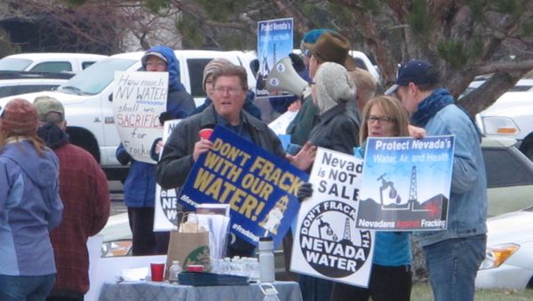 About two dozen anti-fracking protesters rally outside the U.S. Bureau of Land Management (BLM) in Reno - Sputnik International
