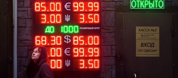 People wait to exchange currency near a sign advertising currency exchange rates at an exchange office in Moscow, Russia, Tuesday, Dec. 16, 2014 People wait to exchange currency near a sign advertising currency exchange rates at an exchange office in Moscow, Russia, Tuesday, Dec. 16, 2014 - Sputnik International