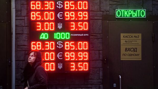 People wait to exchange currency near a sign advertising currency exchange rates at an exchange office in Moscow, Russia, Tuesday, Dec. 16, 2014 - Sputnik International