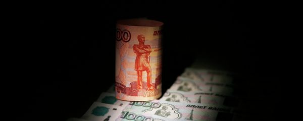 The Russian economy is suffering from a lethal mix of US-imposed sanctions, falling fuel prices and oil dependency, US Assistant Secretary of State Victoria Nuland said. - Sputnik International