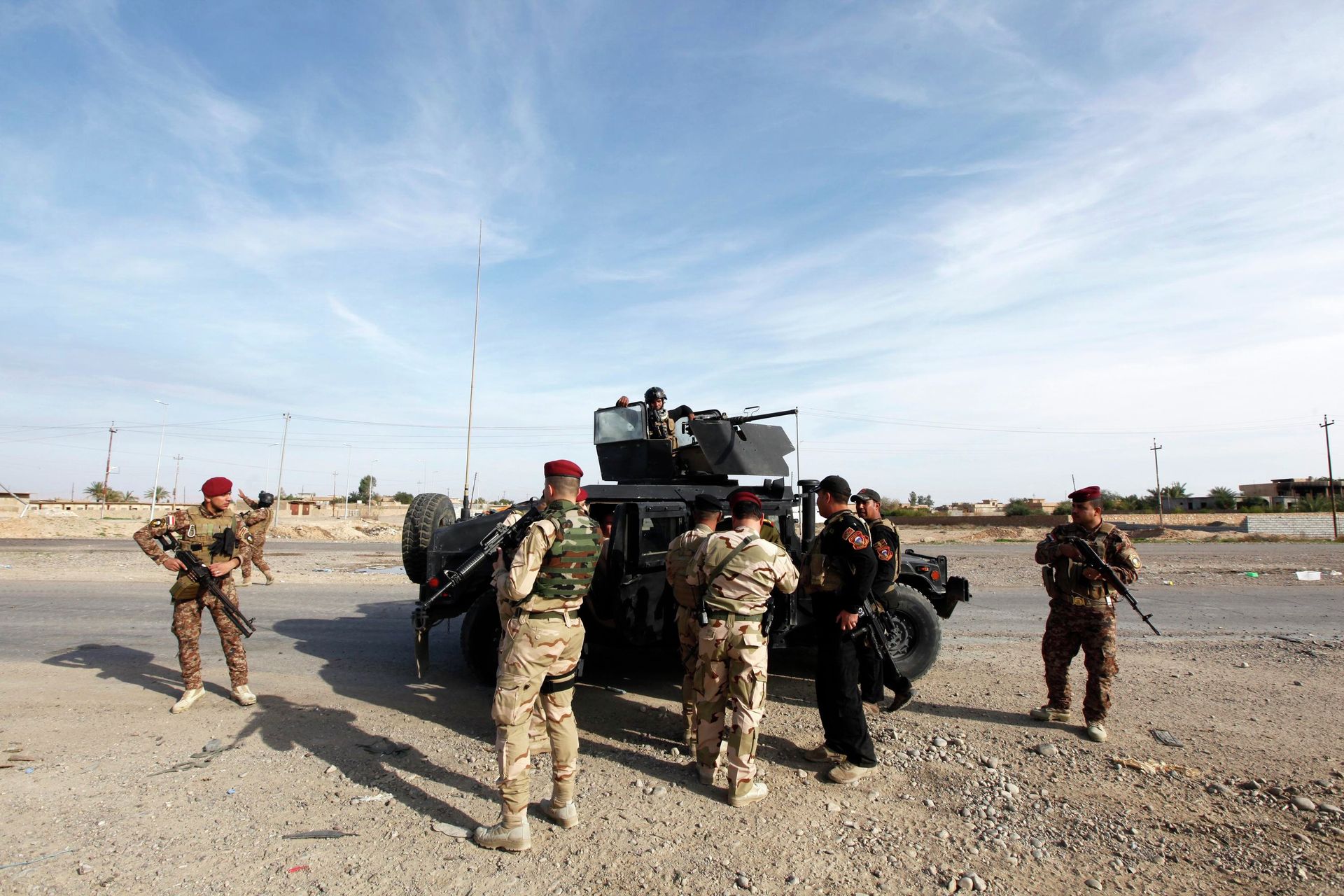 Members of the Iraqi security forces carry their weapons during an intensive security deployment on the outskirts of Baiji, north of Baghdad, December 8, 2014.  - Sputnik International, 1920, 28.12.2021