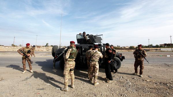 Members of the Iraqi security forces carry their weapons during an intensive security deployment on the outskirts of Baiji, north of Baghdad, December 8, 2014. Members of the Iraqi security forces carry their weapons during an intensive security deployment on the outskirts of Baiji, north of Baghdad, December 8, 2014. - Sputnik International