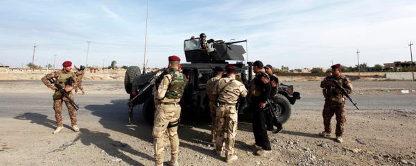 Members of the Iraqi security forces carry their weapons during an intensive security deployment on the outskirts of Baiji, north of Baghdad, December 8, 2014. Members of the Iraqi security forces carry their weapons during an intensive security deployment on the outskirts of Baiji, north of Baghdad, December 8, 2014. - Sputnik International