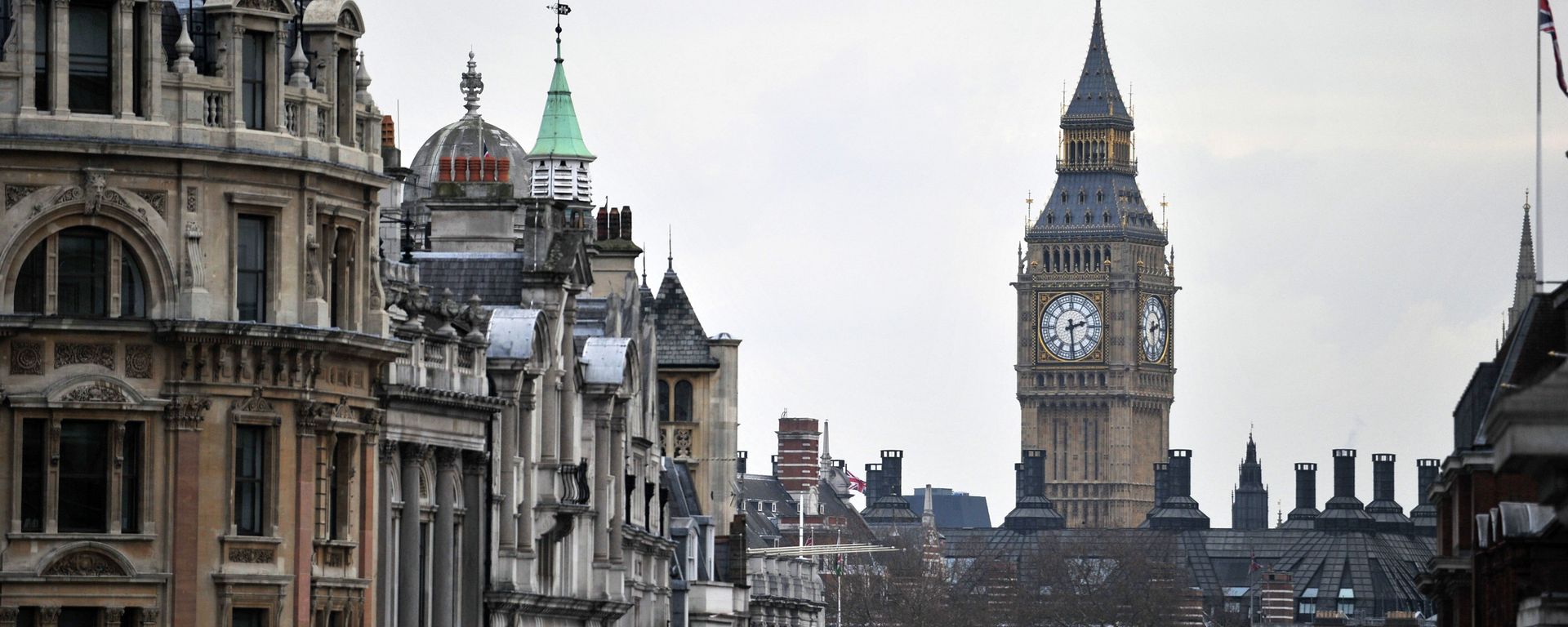 Whitehall and the clock tower of the Westminster Palace with the Big Ben bell as seen from Trafalgar Square Whitehall and the clock tower of the Westminster Palace with the Big Ben bell as seen from Trafalgar Square - Sputnik International, 1920, 24.10.2021