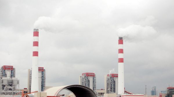 Smoke is discharged from chimneys at the Waigaoqiao coal-fired power plant in Pudong, Shanghai, China - Sputnik International