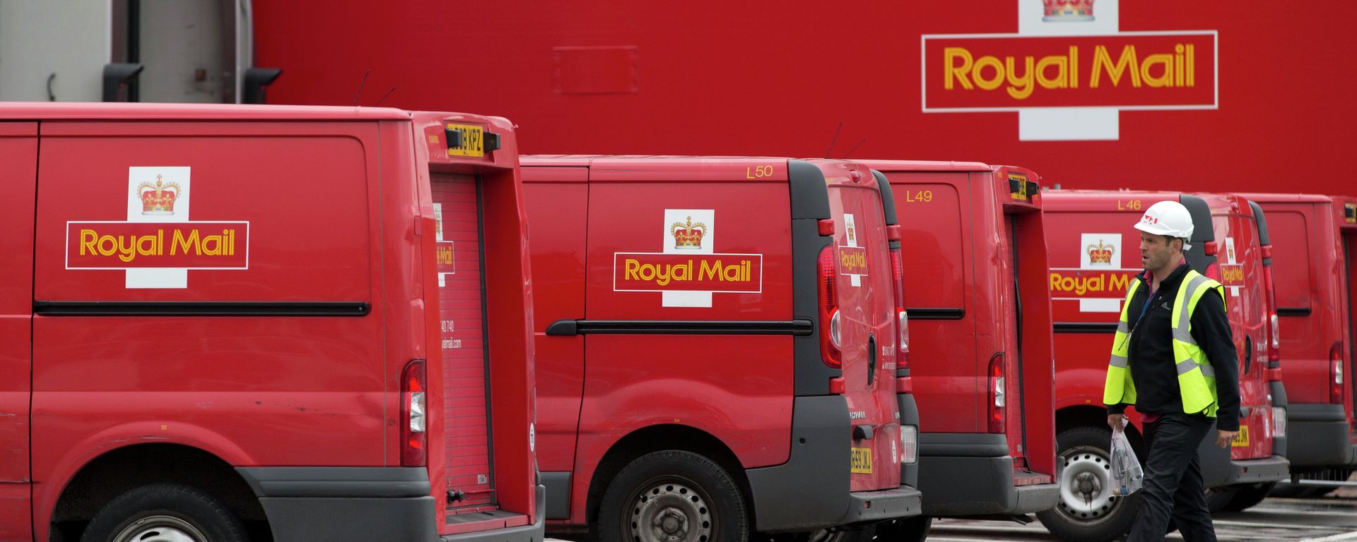 A post office worker walks by Royal Mail vans, at the London's latest sorting office Mount Pleasant - Sputnik International, 1920, 16.10.2022