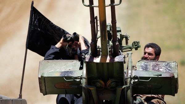 Islamist Syrian rebel group Jabhat al-Nusra members lookout for warplanes loyal to Syria's president Bashar Al-Assad on Al-Khazan frontline of Khan Sheikhoun, northern Idlib province May 17, 2014. - Sputnik International