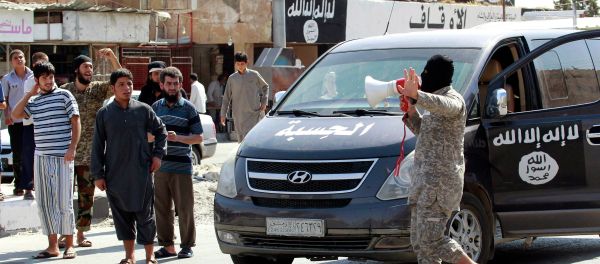 An Islamic State militant uses a loud-hailer to announce to residents of Taqba city that Tabqa air base has fallen to Islamic State militants, in nearby Raqqa city August 24, 2014. An Islamic State militant uses a loud-hailer to announce to residents of Taqba city that Tabqa air base has fallen to Islamic State militants, in nearby Raqqa city August 24, 2014. - Sputnik International