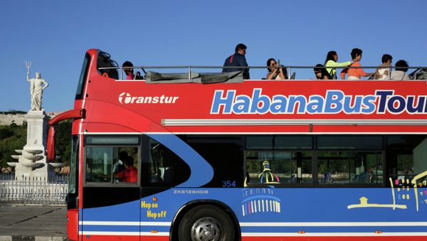 A double-decker tourist bus waits for people to board in Old Havana December 18, 2014. A double-decker tourist bus waits for people to board in Old Havana December 18, 2014. - Sputnik International